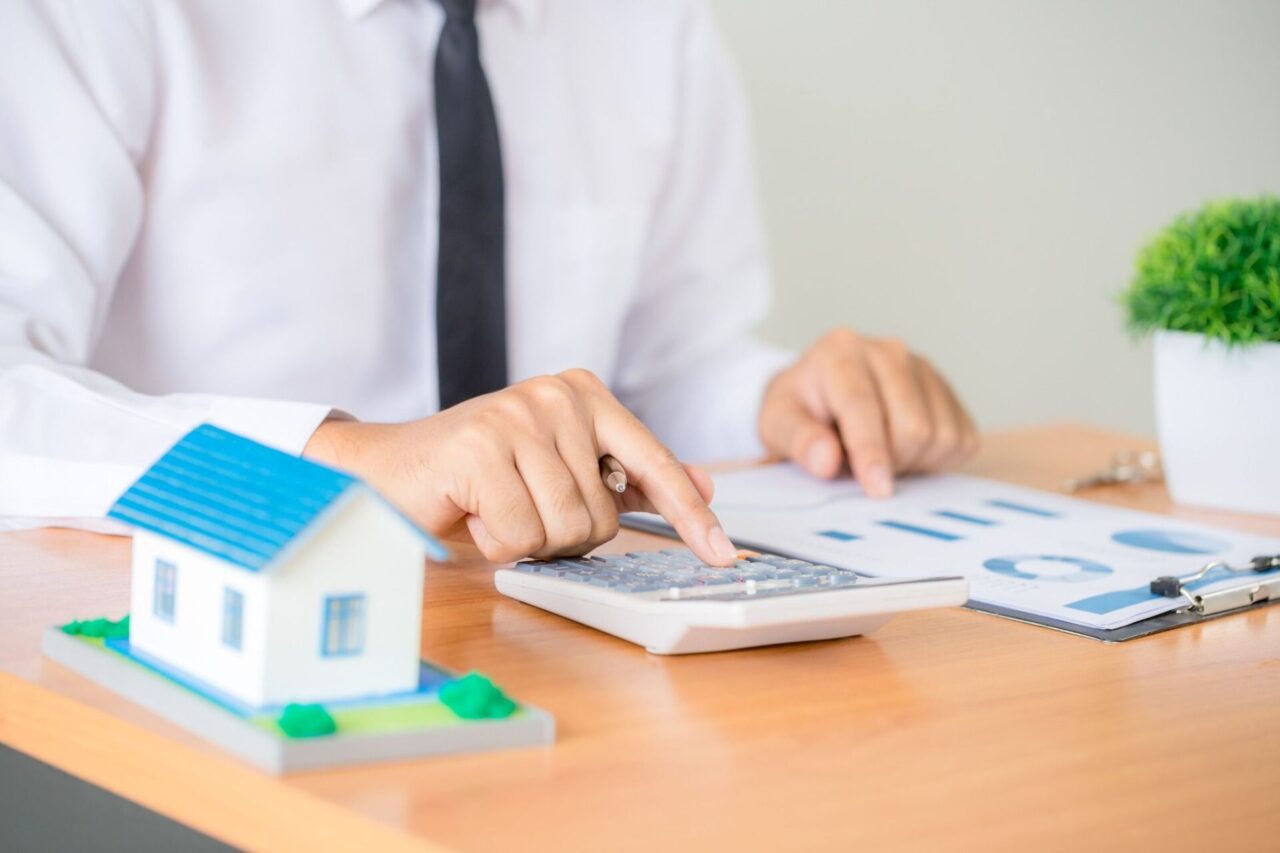 real-estate-broker-agent-1280x853.jpg